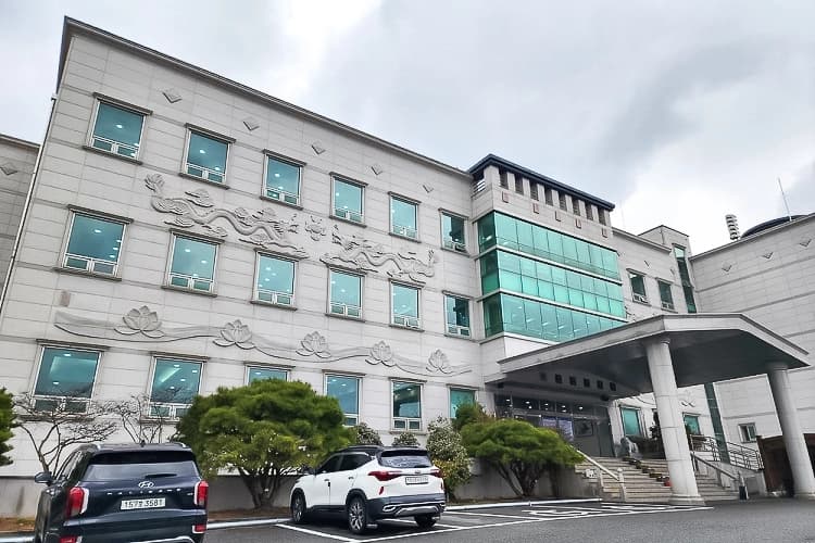 넓은 주차장이 있어서 편했습니다.