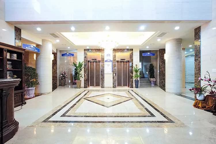 깔끔한 인테리어가 호텔 로비 같아요.