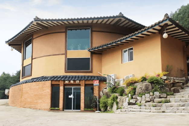 답답하지 않은 야외 봉안담